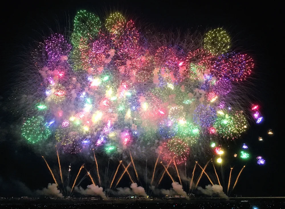2017年長岡花火在信濃川河畔上空展開的煙火