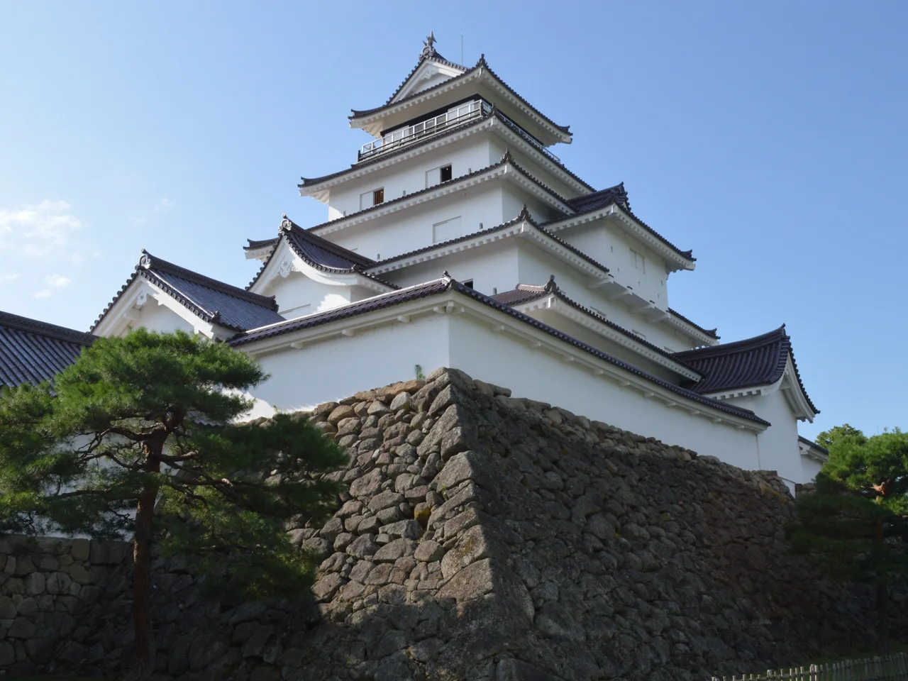 會津若松鶴城白色天守與石垣,攝於2022年7月