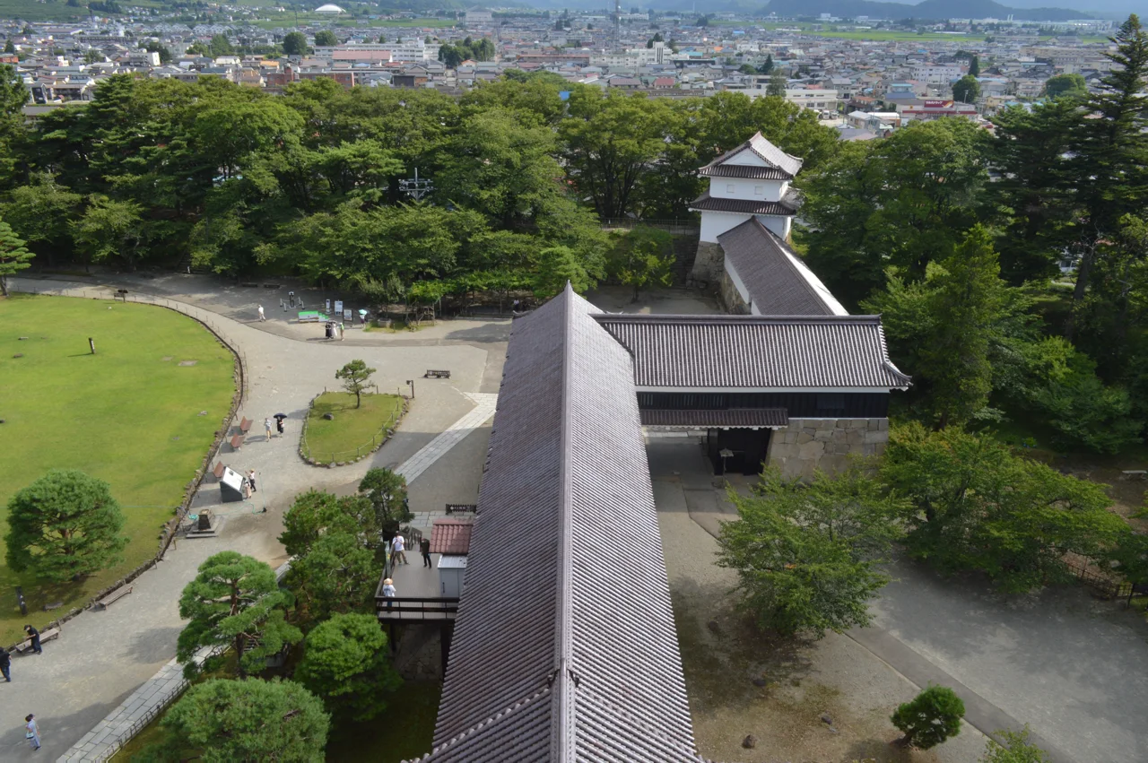 從鶴城天守俯看城郭與會津若松市街(2022年7月)