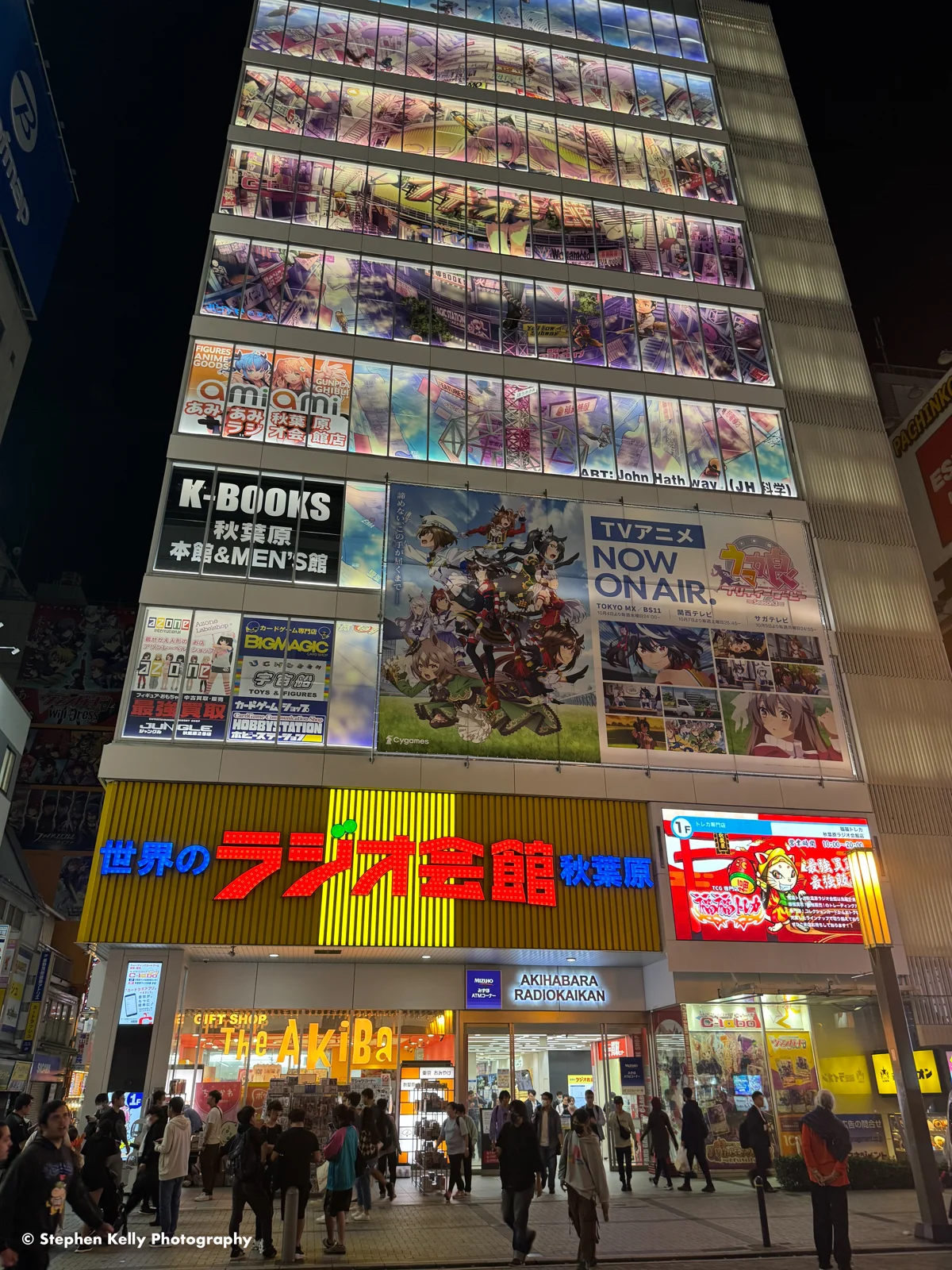 秋葉原Radio會館夜間外牆與一樓入口，入口上方有紅色Radio會館招牌