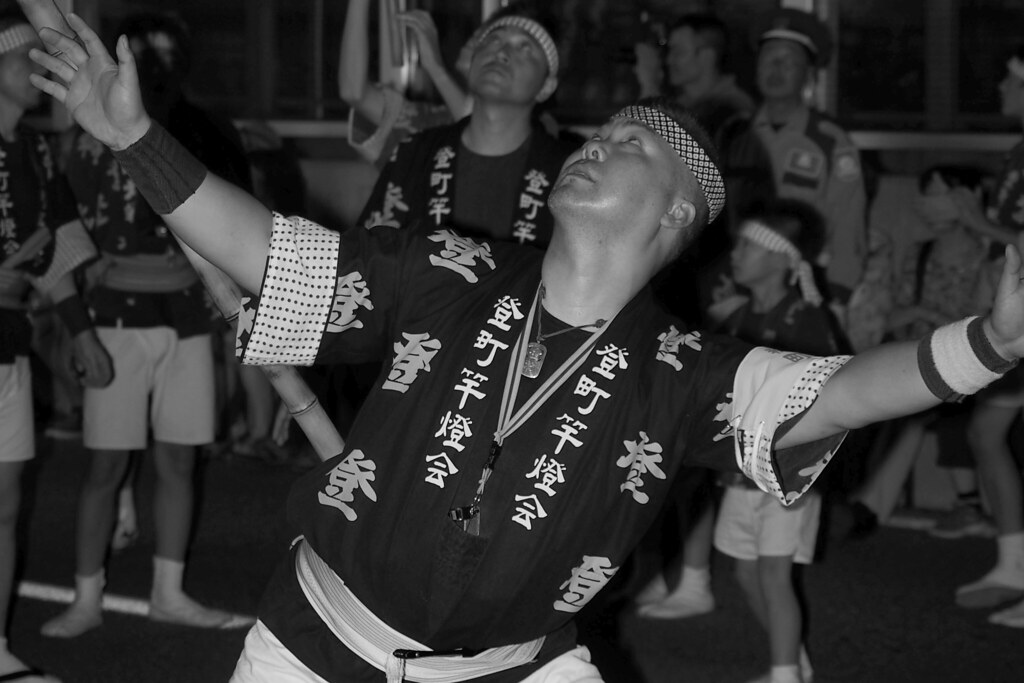 2014年秋田竿燈祭,操竿者張開雙臂調整身體重心。