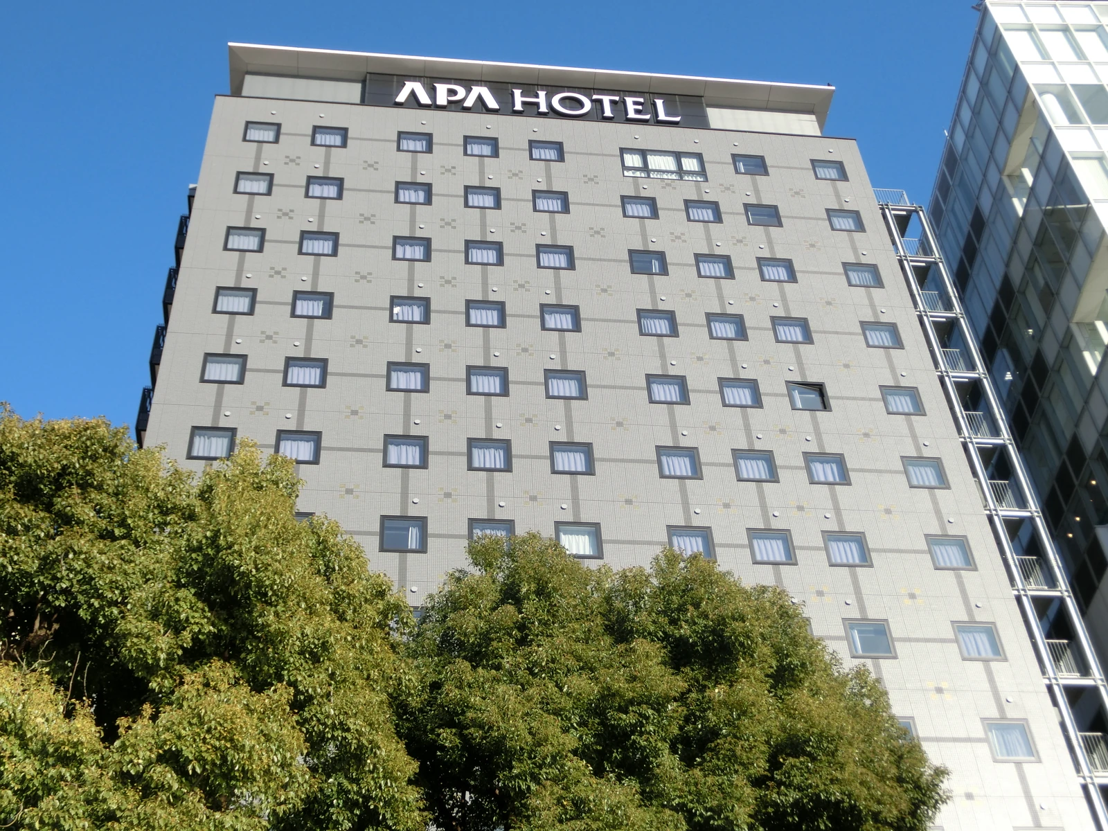 APA京成上野站前建築立面、館名字樣與前方樹木
