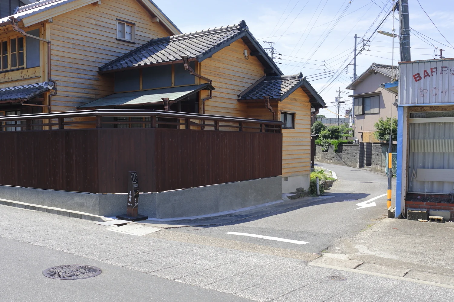 有松舊東海道與長坂道交叉口的指標、木造屋及車行道路