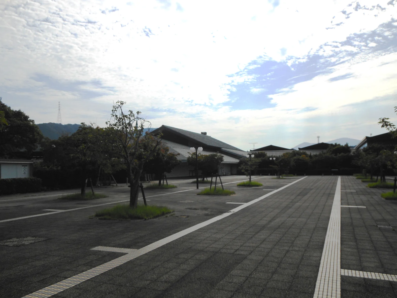九州陶磁文化館前方廣場與低矮館舍外觀
