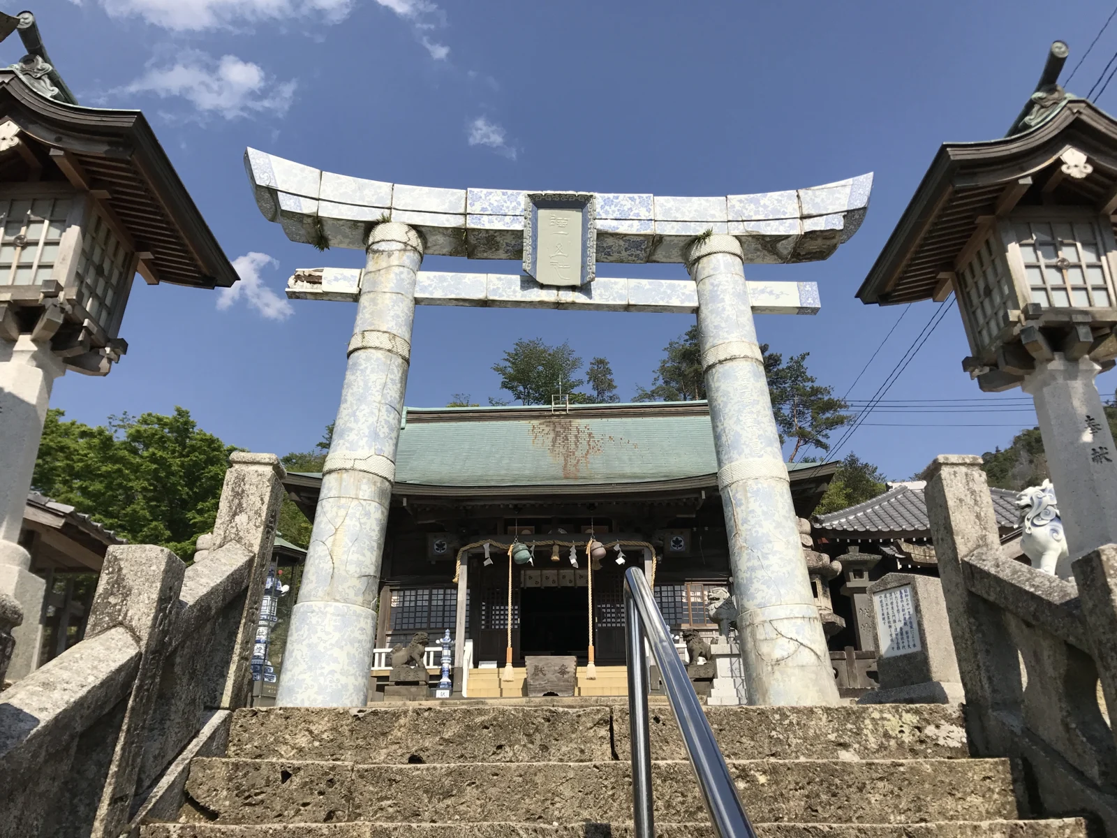 陶山神社青白色磁器鳥居、石階與後方社殿