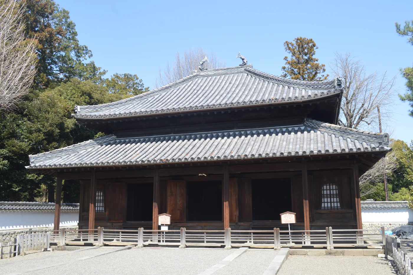 足利學校孔子廟的灰瓦屋頂、木造柱列與前方圍欄