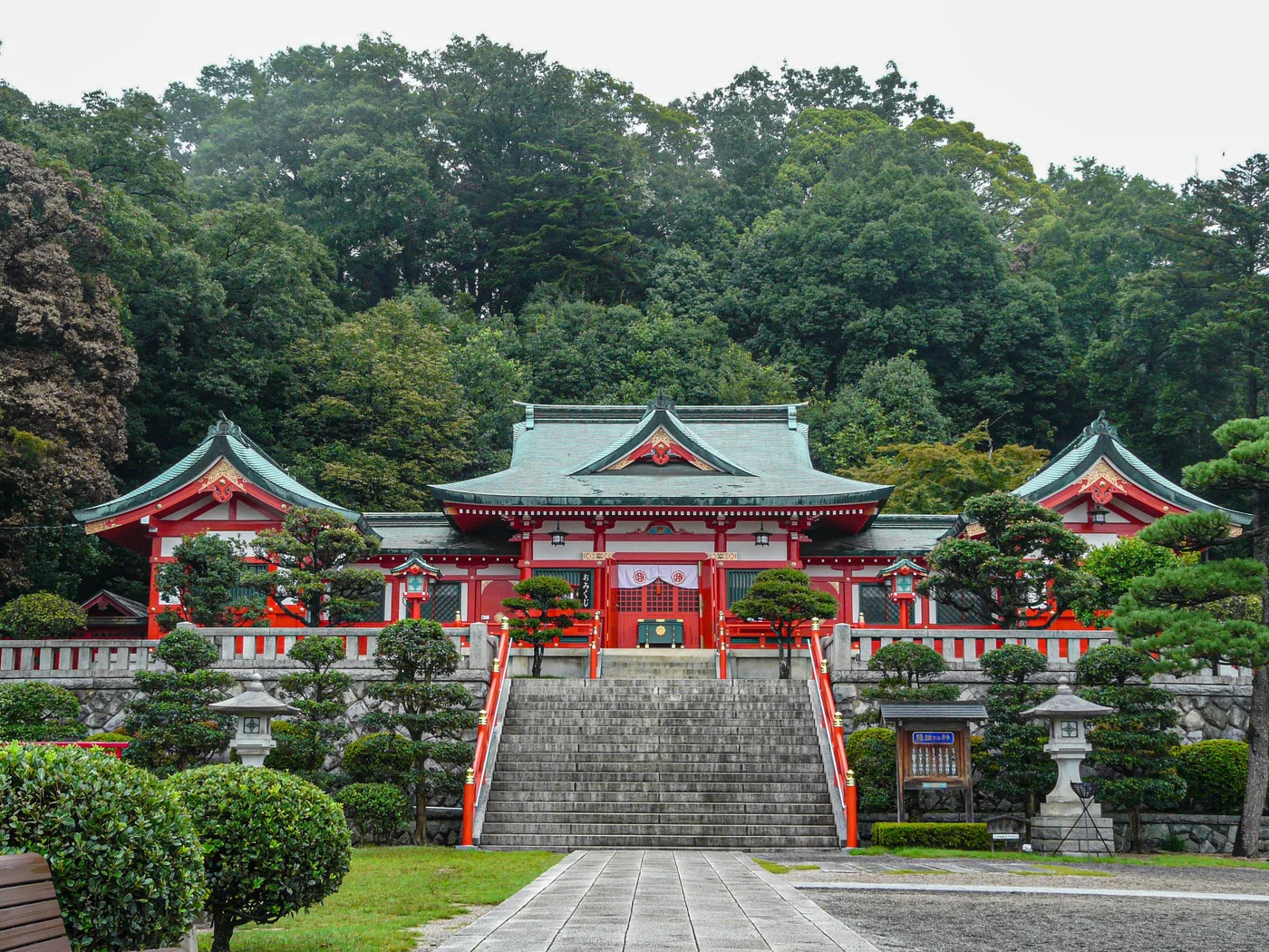 足利織姬神社的朱色社殿、綠色屋頂與前方石階