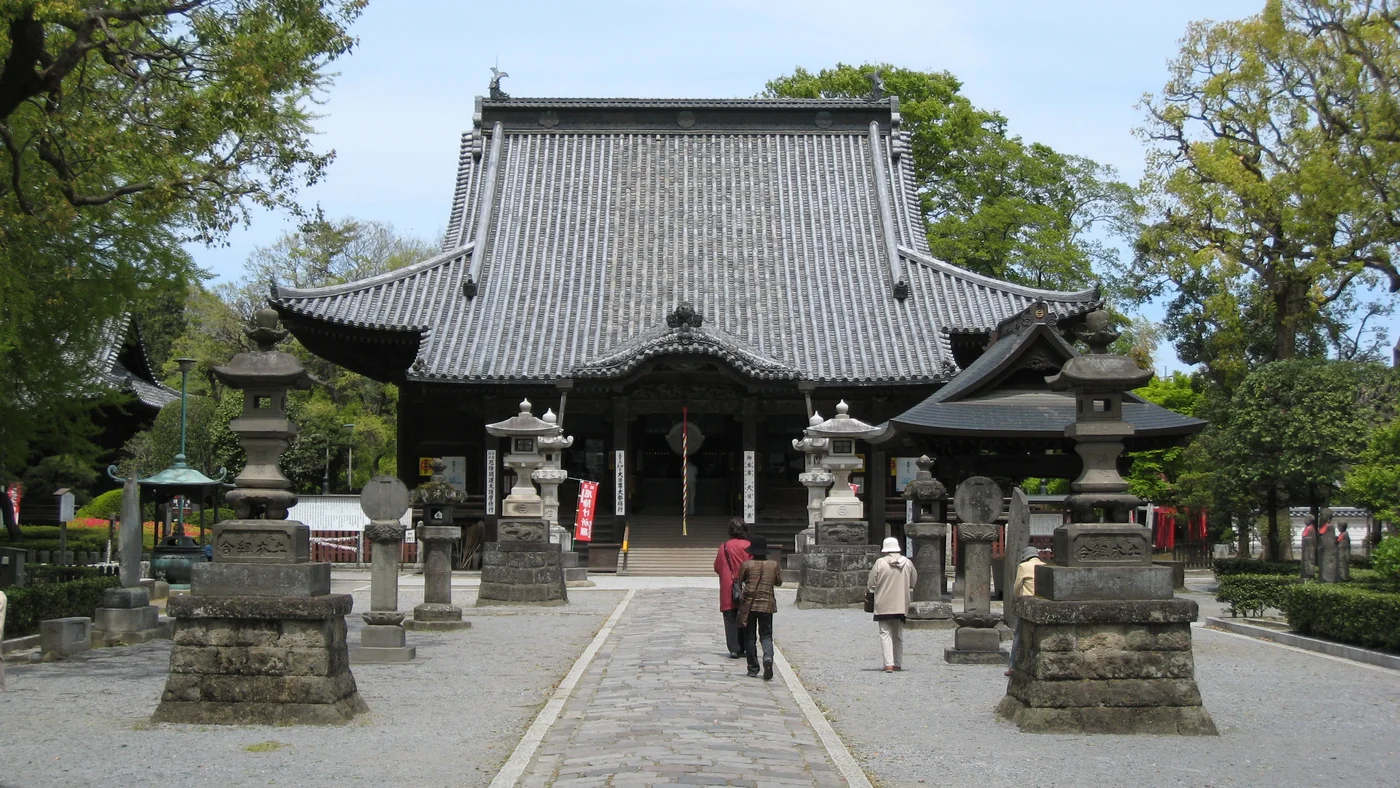鑁阿寺本堂的大屋頂、前方石燈籠與中央參拜通道