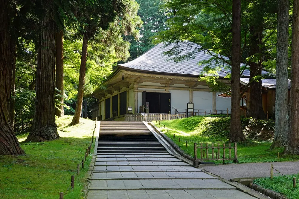 中尊寺金色堂的新覆堂與入口石階。