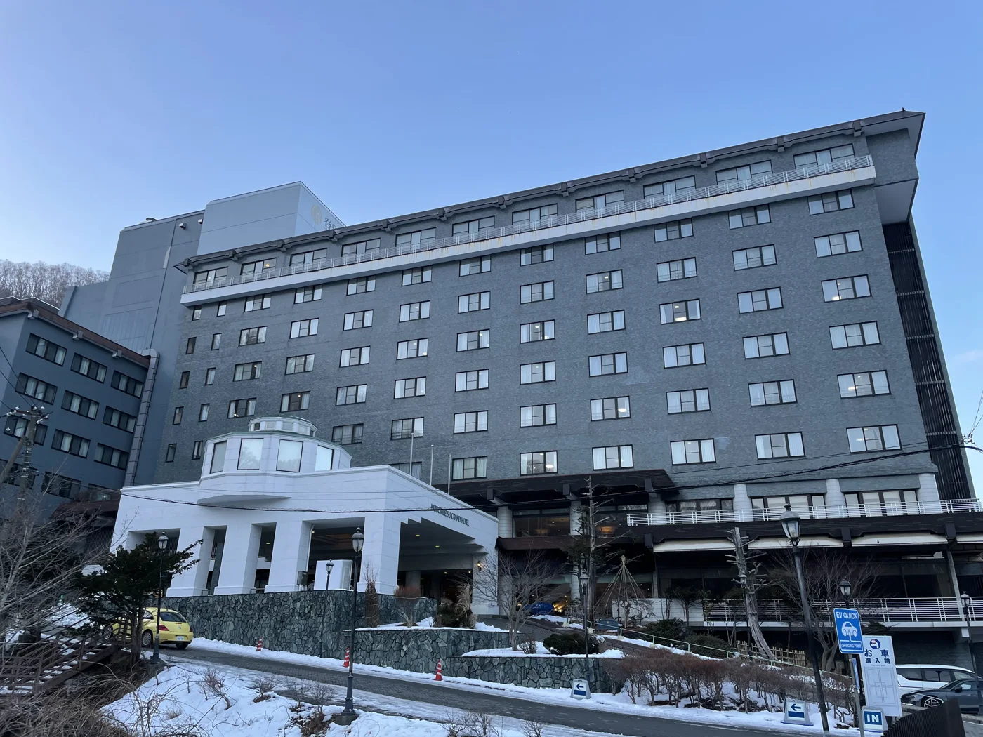 冬季登別Grand飯店的灰色外牆、白色入口雨棚與積雪