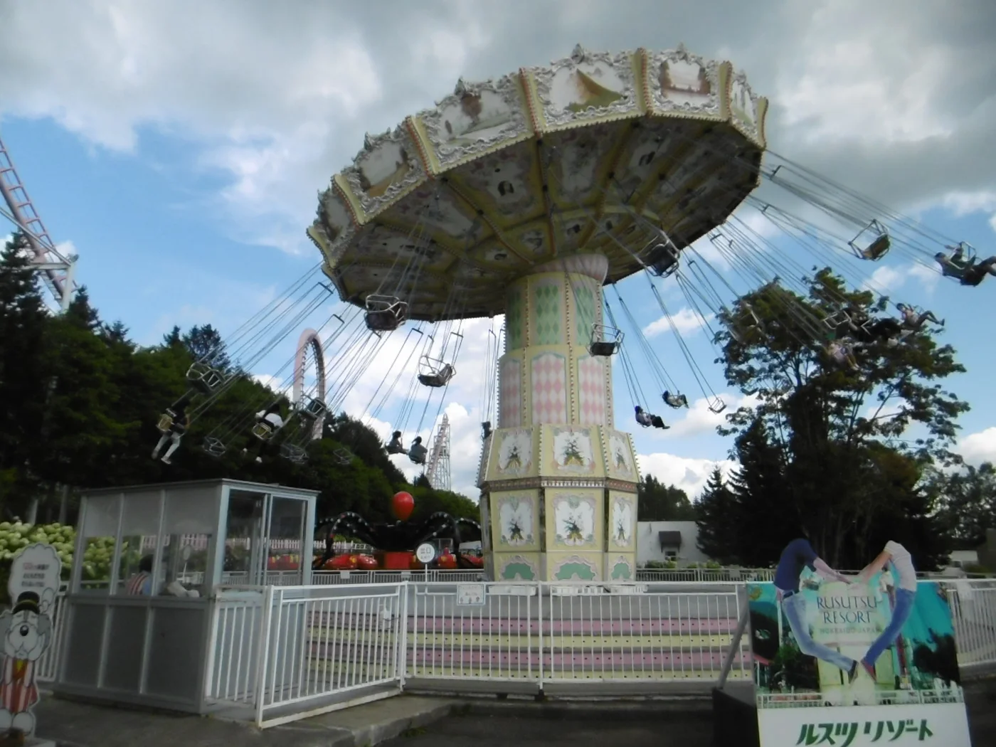 留壽都遊樂園Wave Swinger的旋轉吊椅與中央高柱