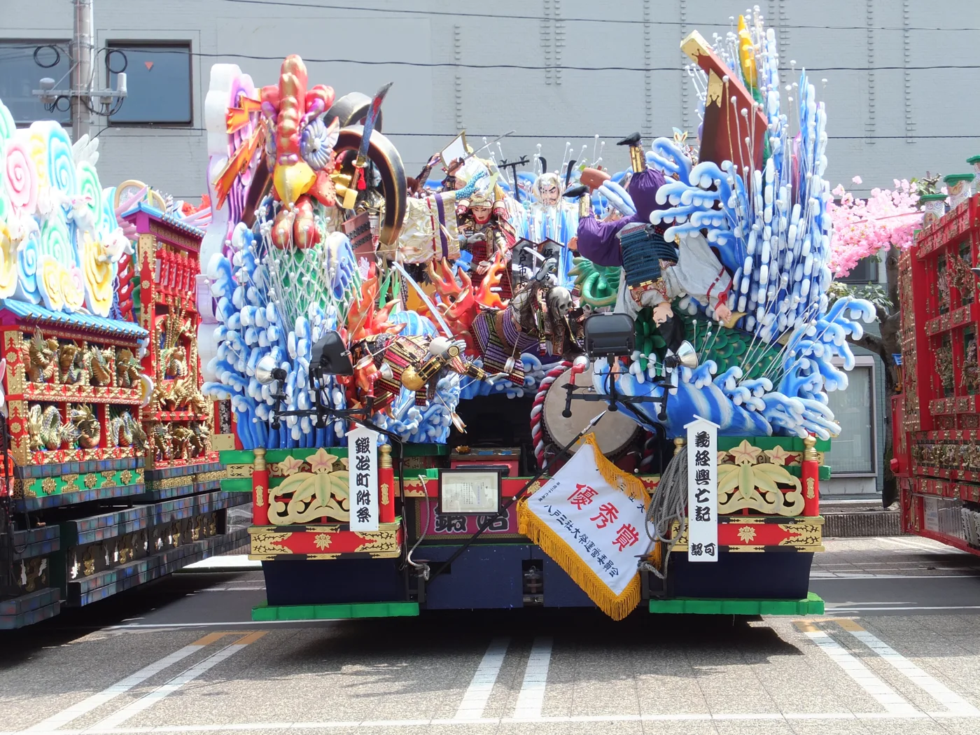 八戶三社大祭山車以武者人偶、藍白浪花與鼓組成多層布景