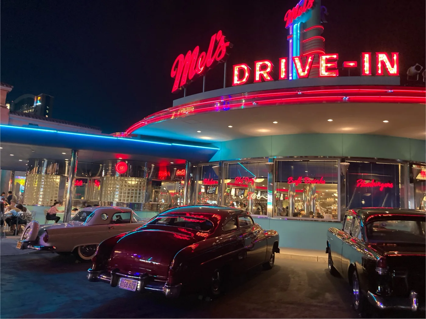USJ Mel’s Drive-In夜間霓虹招牌、玻璃店面與老爺車