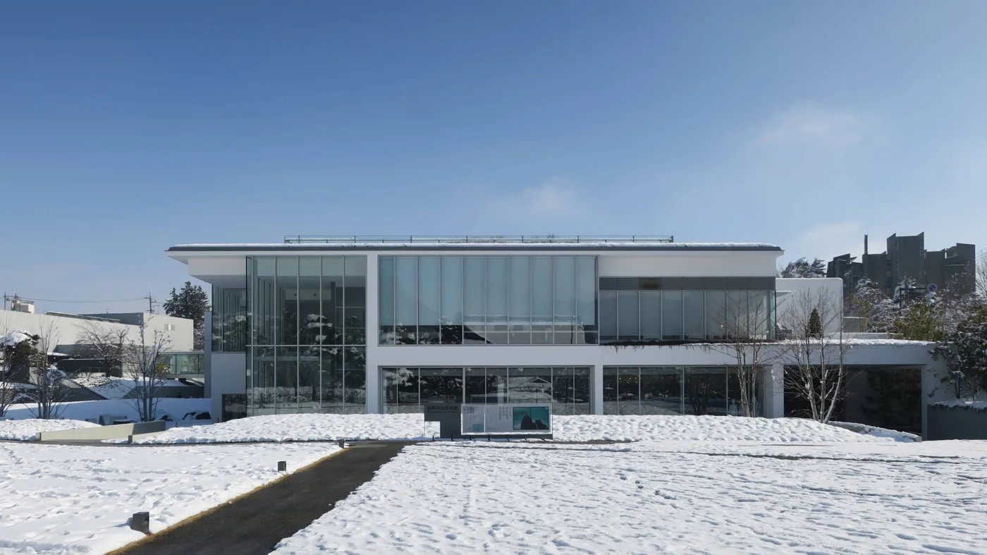 長野縣立美術館白色玻璃建築與積雪前庭