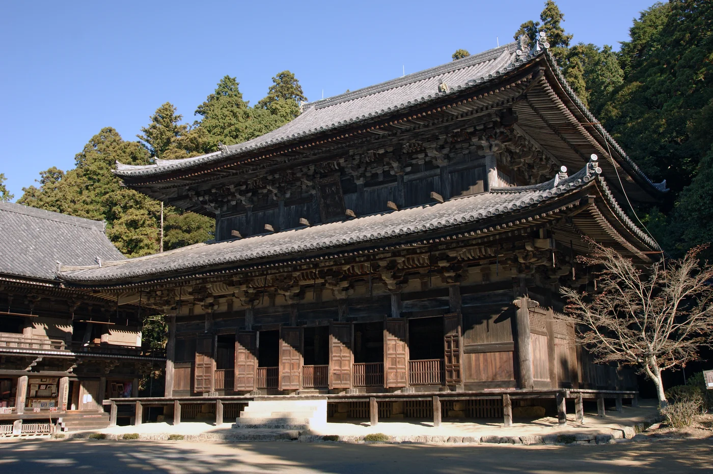 圓教寺大講堂的重疊屋簷、木造柱列與堂前石階