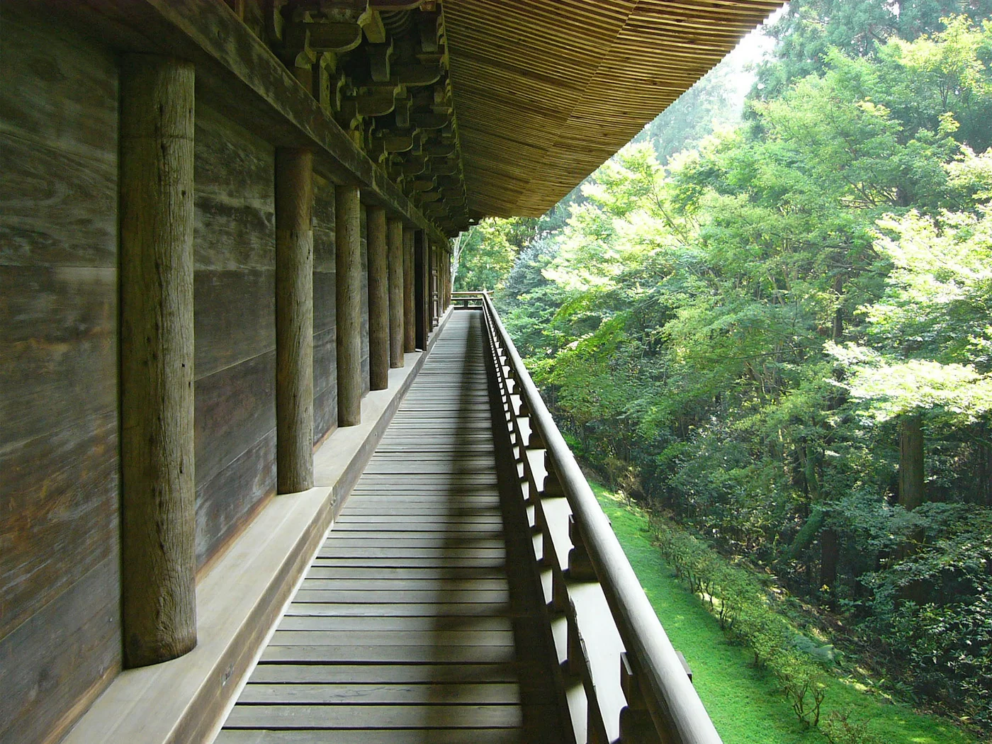 沿圓教寺食堂外側延伸的木廊與欄杆，右側面向山林