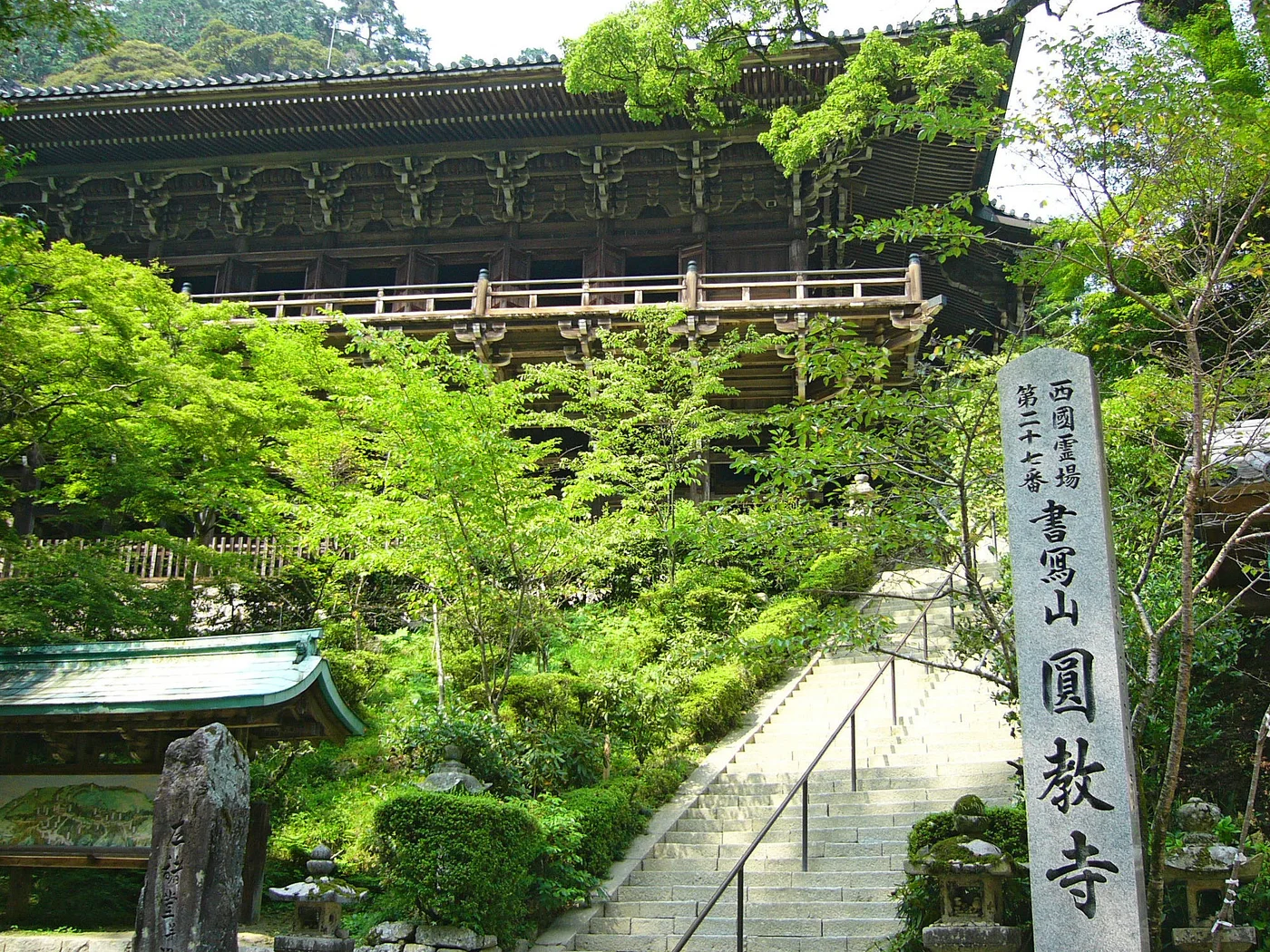 圓教寺摩尼殿位於樹木掩映的高台上，石階沿右側通往堂前