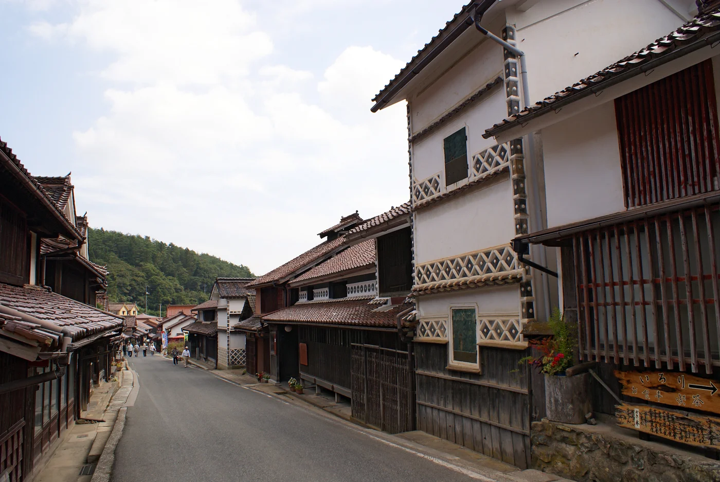 舊片山家住宅面街的深色格子與二樓開口，右側白色藏牆帶有海鼠壁