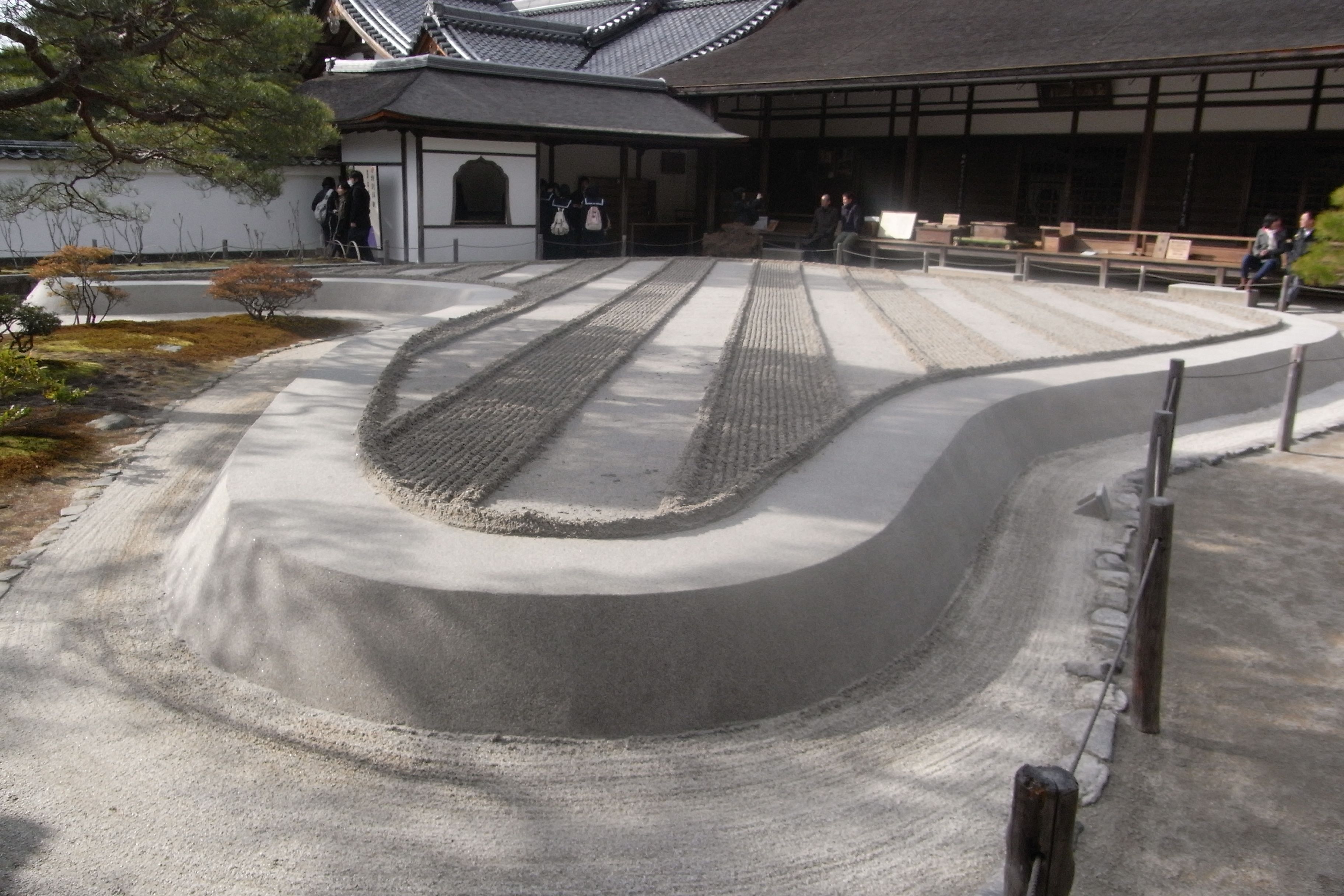 銀閣寺銀沙灘圓弧邊緣、低丘與平行砂紋,後方可見建物(2011年3月)