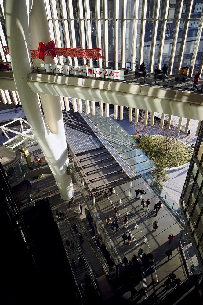 Grand Front Osaka A棟挑空內景(2013年)