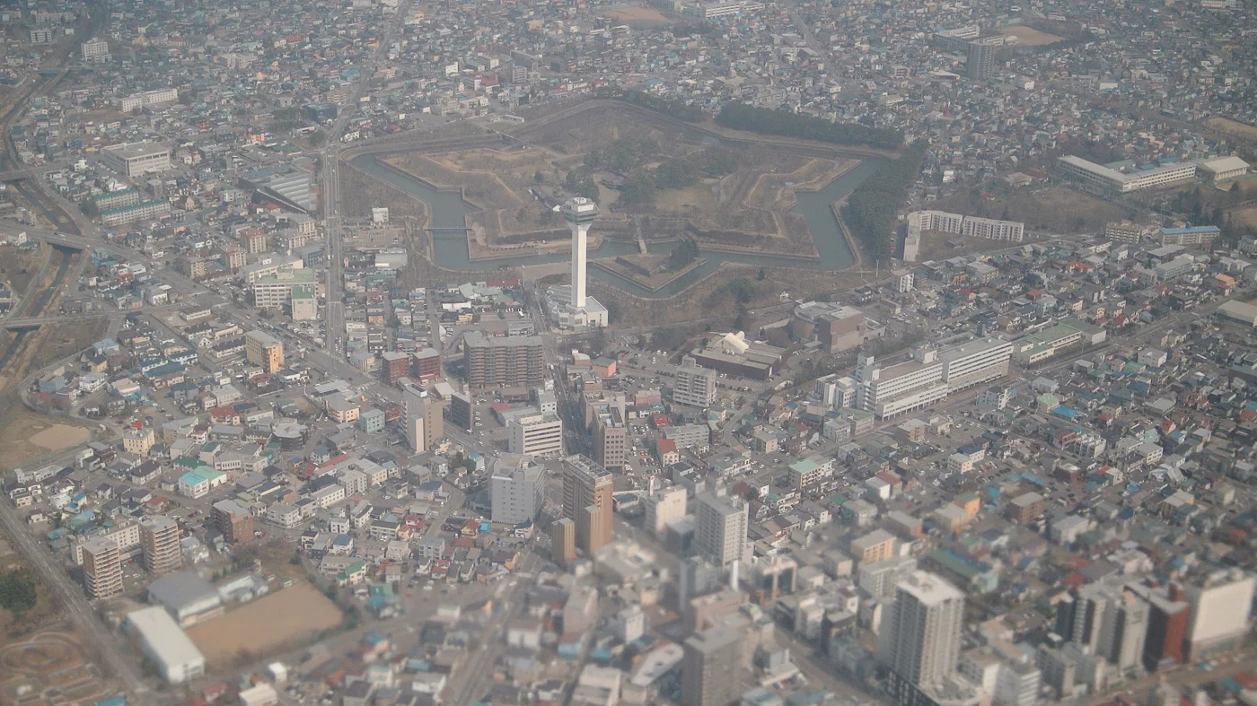 五稜郭、公園周邊街區與塔的空拍實景