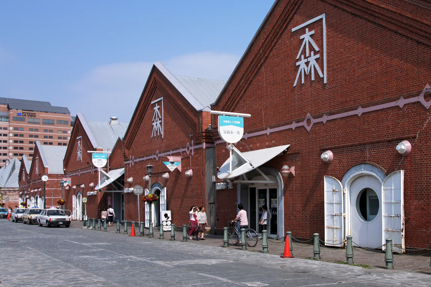 函館金森紅磚倉庫街道與後方的La Vista函館Bay建築