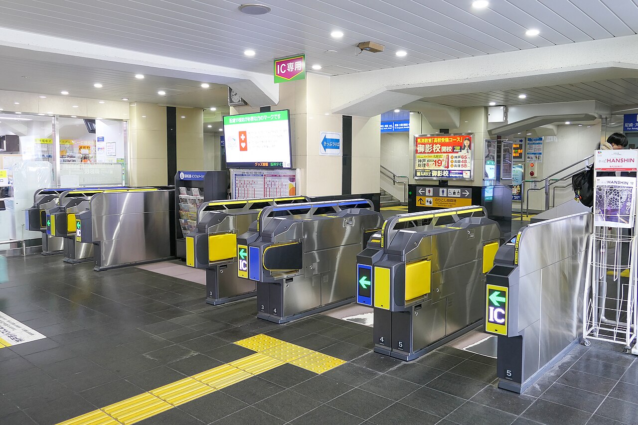 阪神御影站的黃色驗票閘門與站內標示