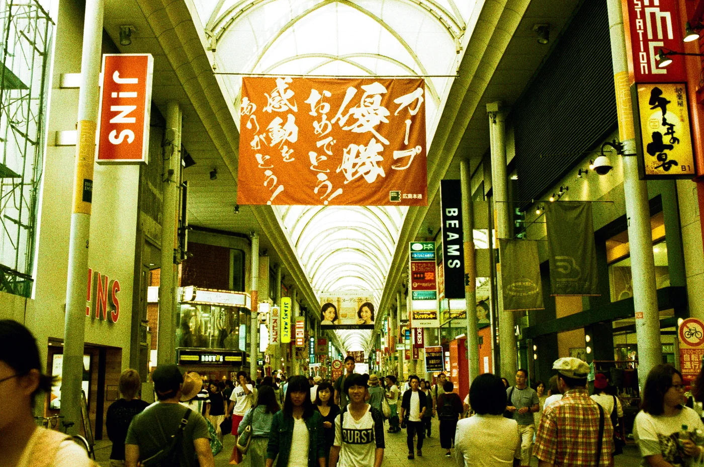 廣島本通商店街的拱廊頂棚、店家招牌與行人