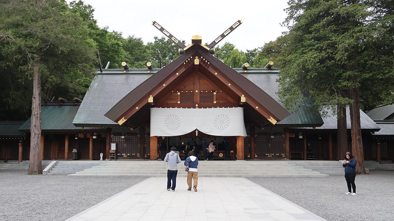 北海道神宮正面社殿與前方參拜空間，兩旁是高大的樹木