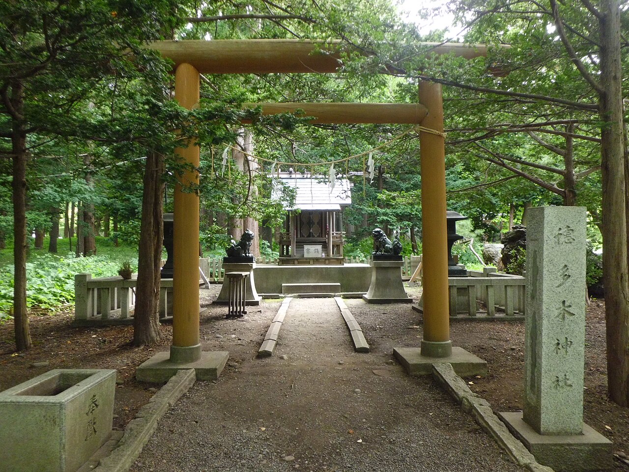 穗多木神社木鳥居後方的狛犬與小型社殿