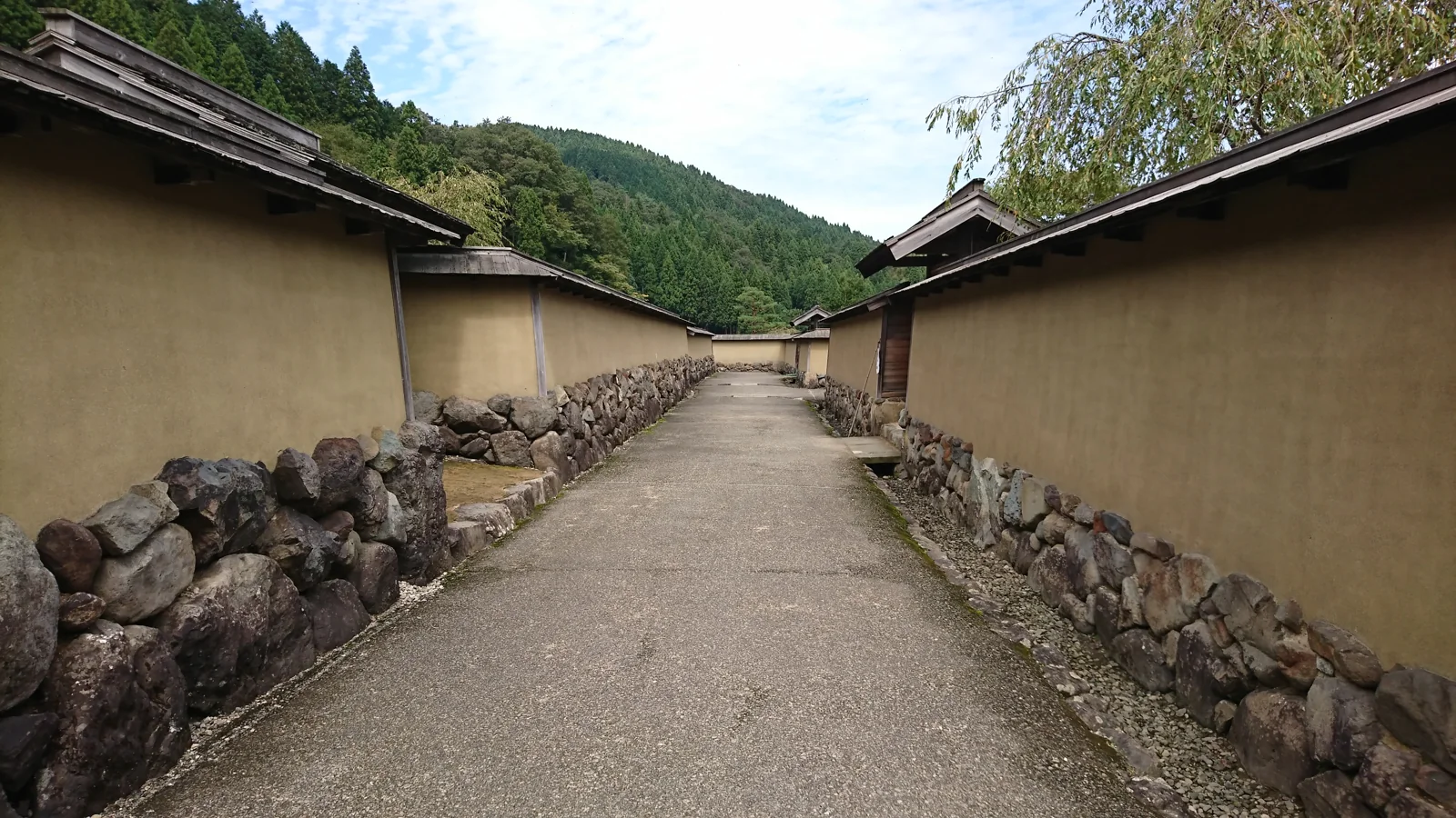 一乘谷復原町並的土牆、石基與街道