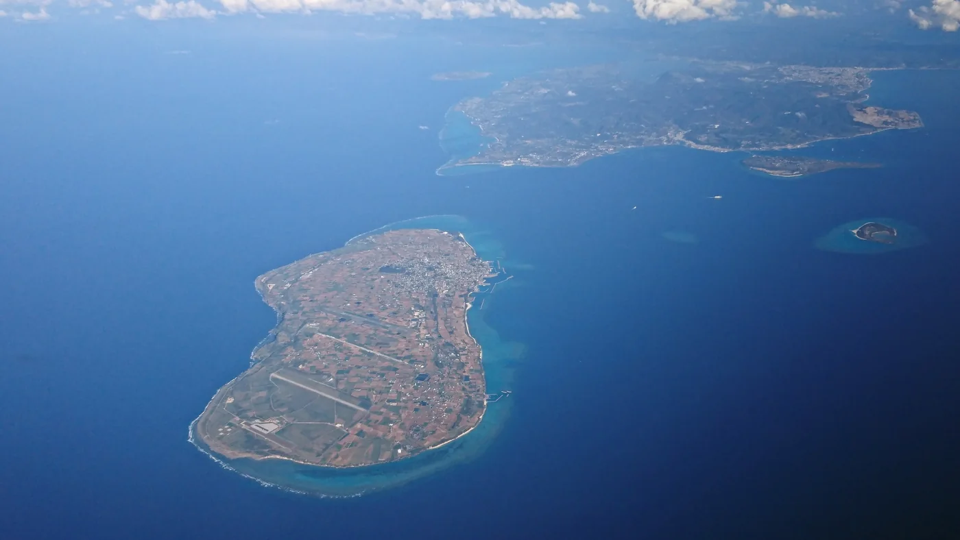 從空中看伊江島的田地與海岸，遠處是沖繩本島