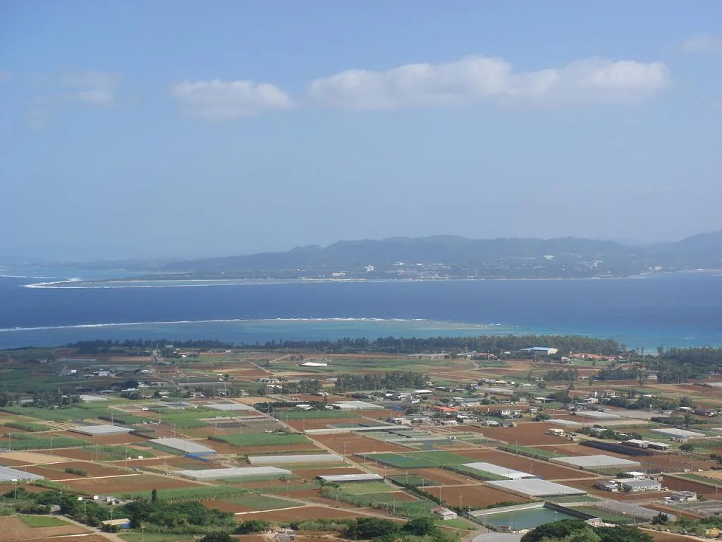 從伊江島城山看田地、聚落與海面,遠處為沖繩本島