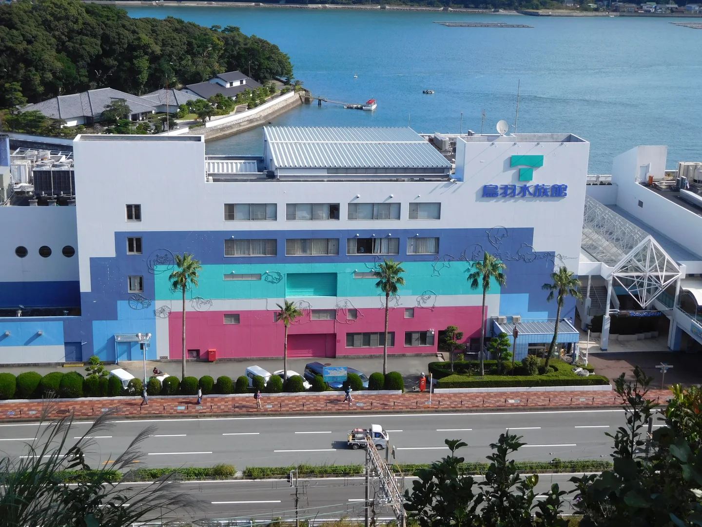 鳥羽水族館建築沿海灣展開,後方可見港口與海岸
