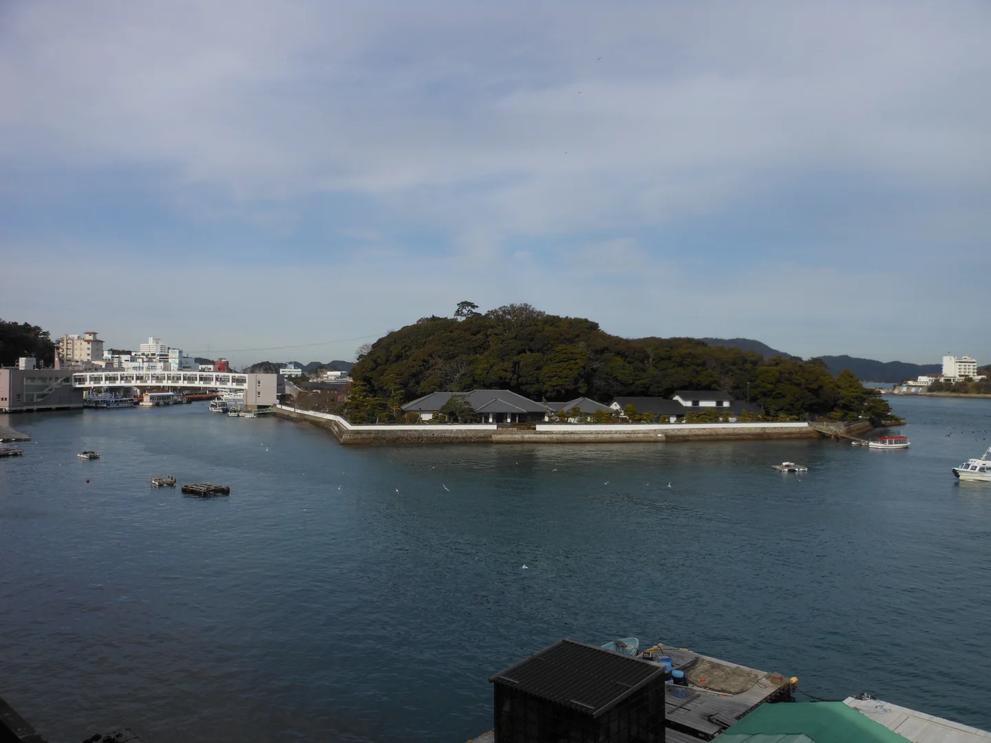 海面上的御木本真珠島、島上建築與連接市區的橋
