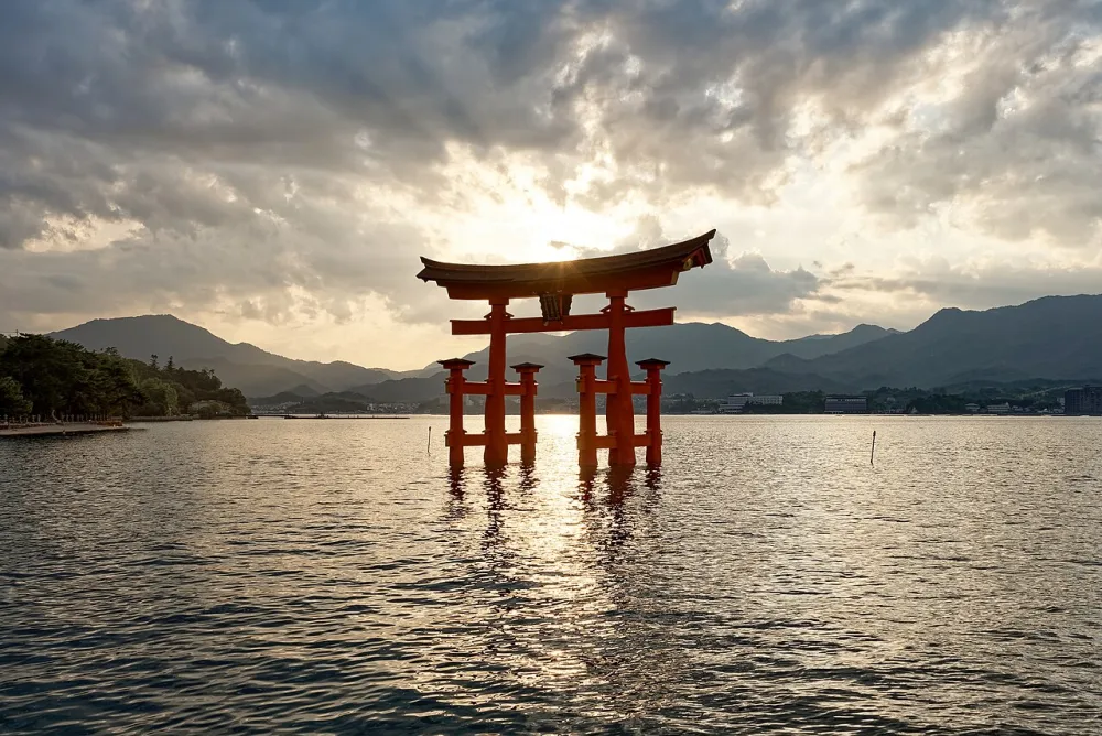 夕陽下的嚴島神社大鳥居（2024年8月）。
