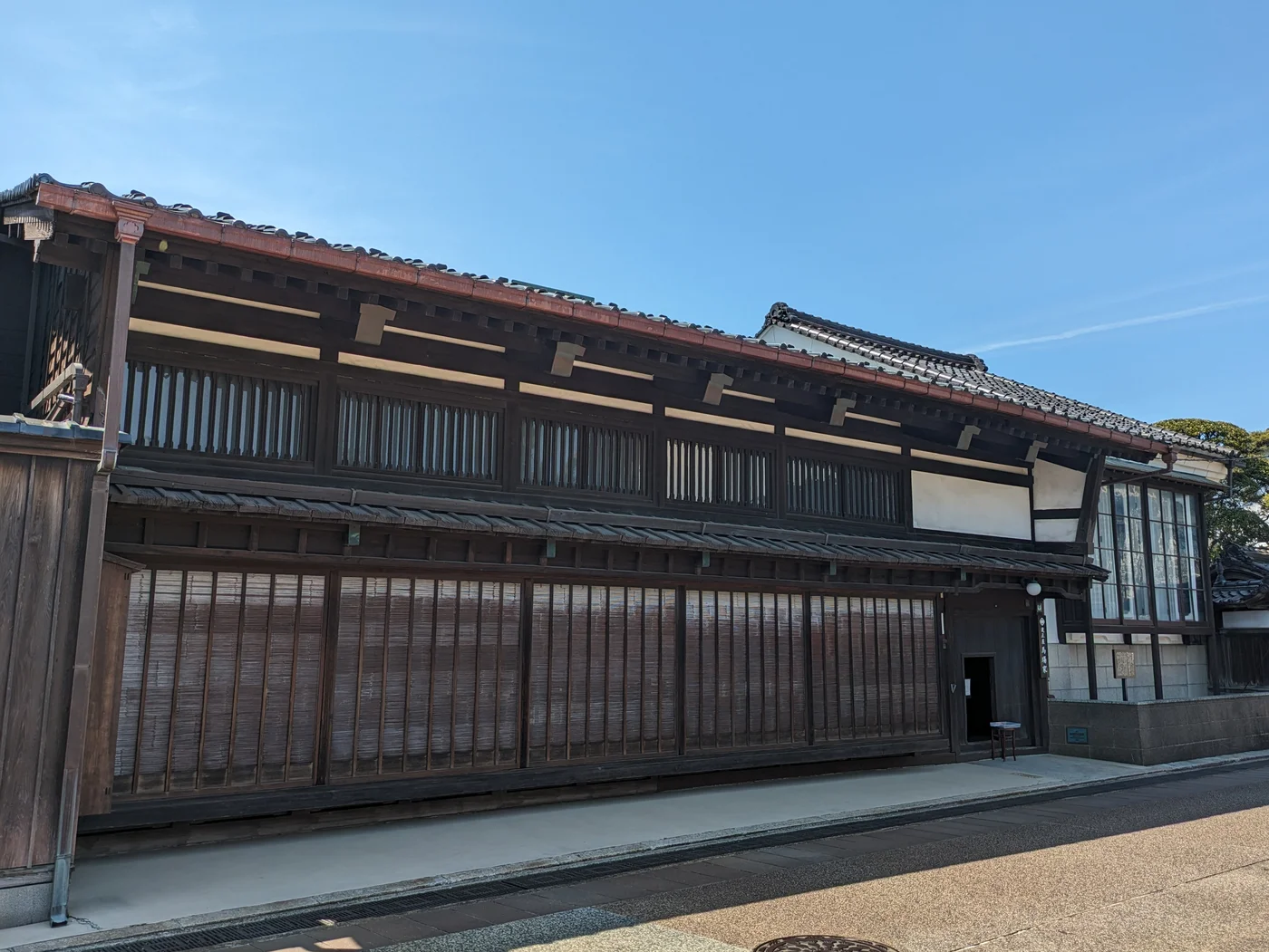 富山市岩瀨馬場家主屋,長排木格子與瓦屋頂面向街道