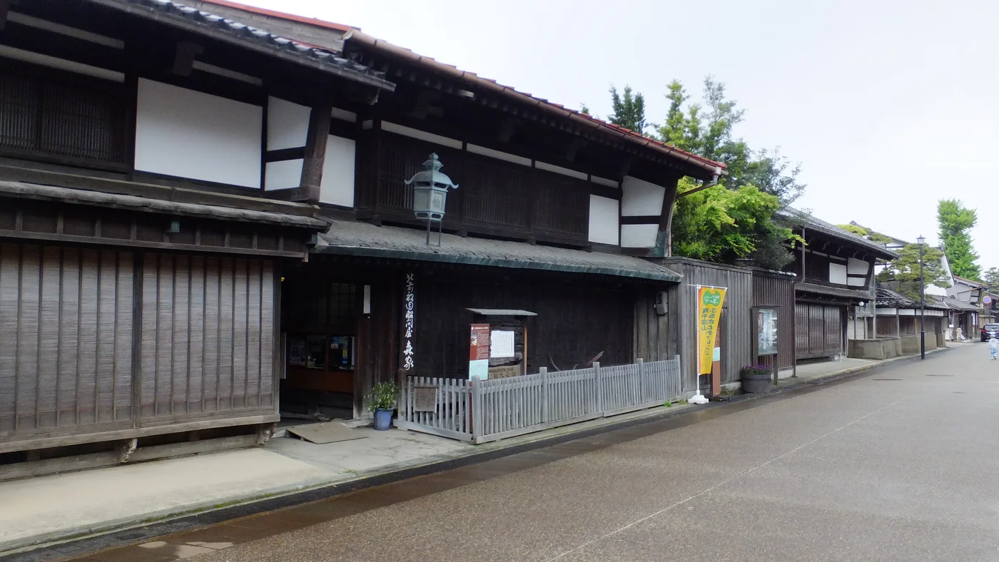 富山市岩瀨森家主屋外觀,木格子、瓦簷與面向街道的入口