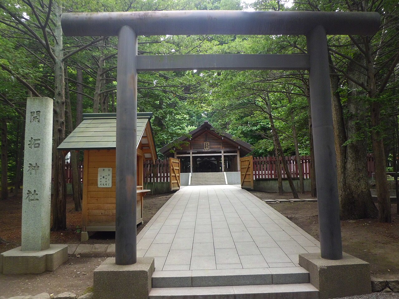 開拓神社鳥居後方的直行參道與社殿前階梯
