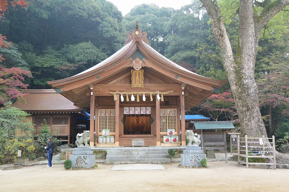 竈門神社木造拜殿、銅板屋頂與周圍樹木，攝於2013年11月