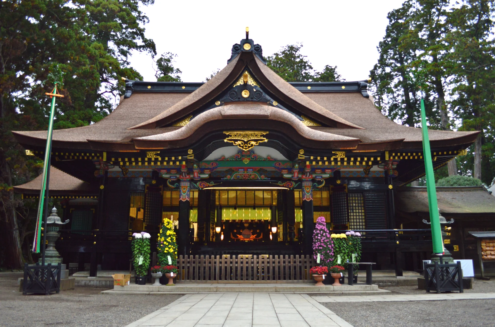 香取神宮拜殿的曲線屋頂、彩色雕飾與參拜入口