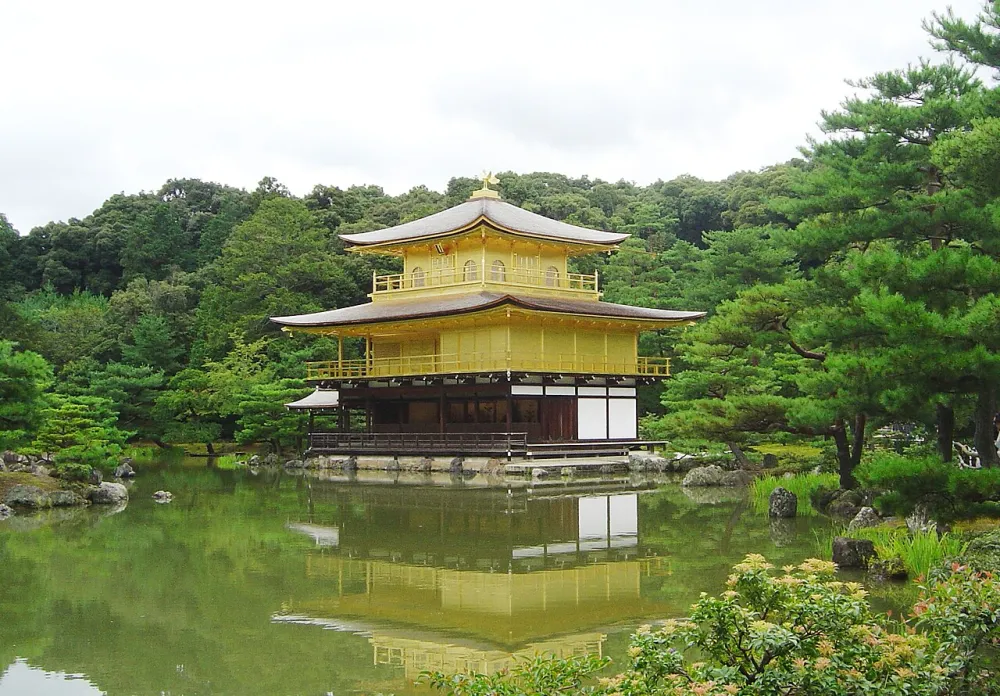 金閣寺舎利殿與鏡湖池倒影。