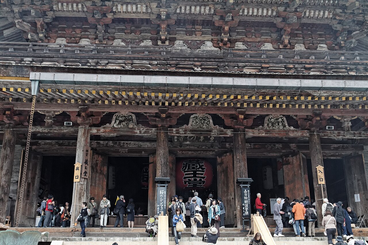 金峯山寺藏王堂的大型木構正面與石階,堂前有參拜者
