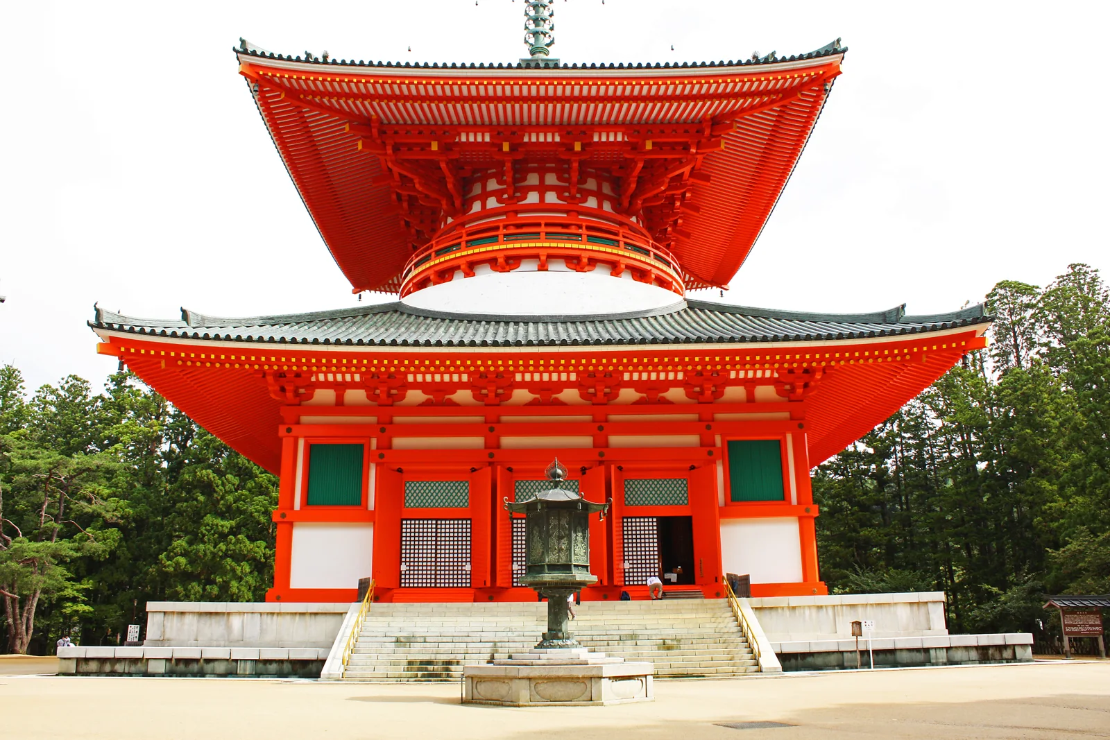 高野山壇上伽藍的朱紅色根本大塔正面