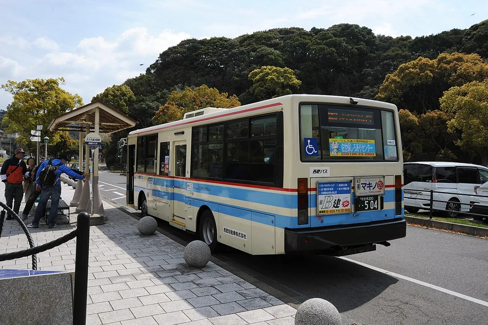 西肥巴士停靠九十九島水族館旁的站位,旁邊設有候車亭。