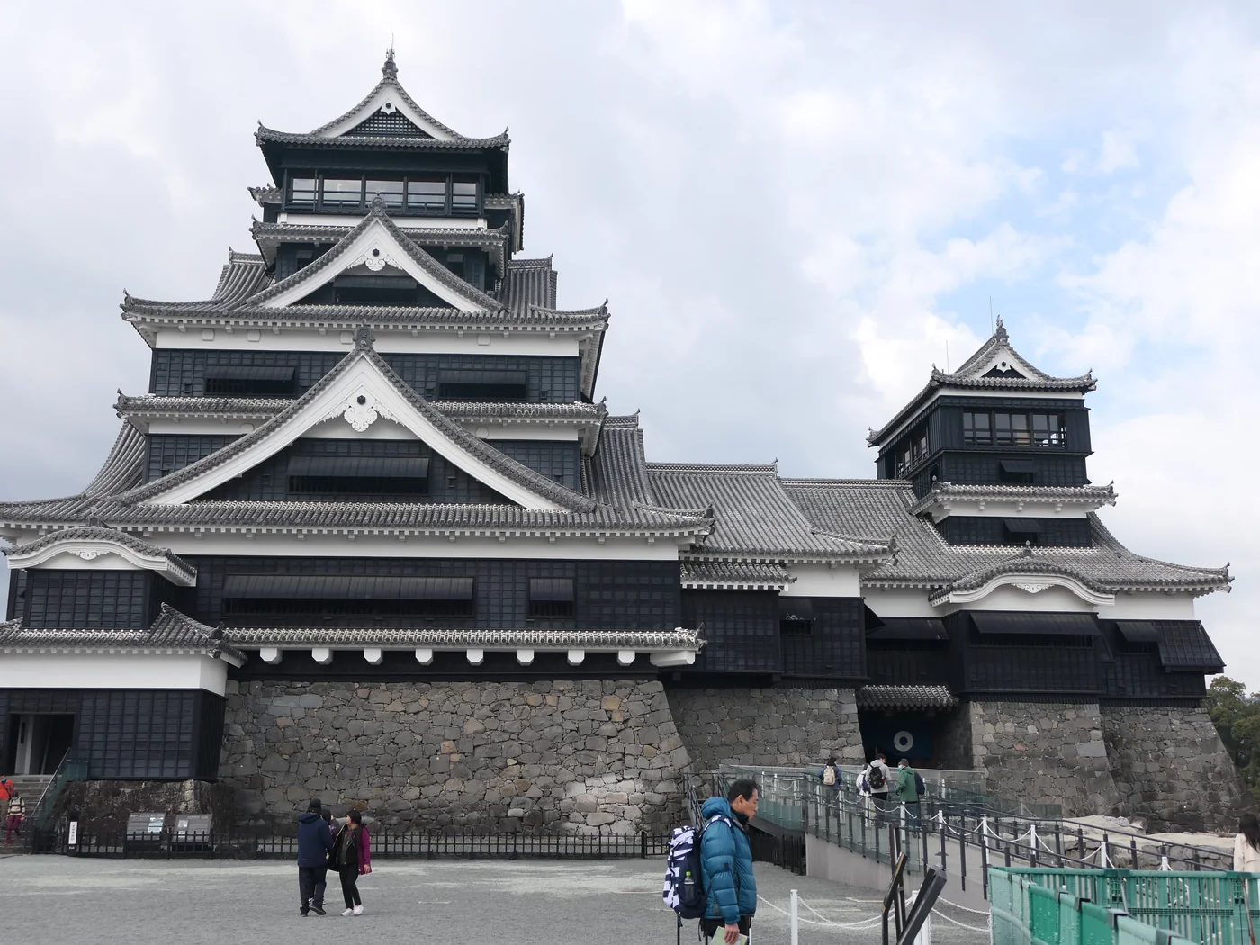 熊本城大小天守並列在石垣上,前方庭院有參觀者
