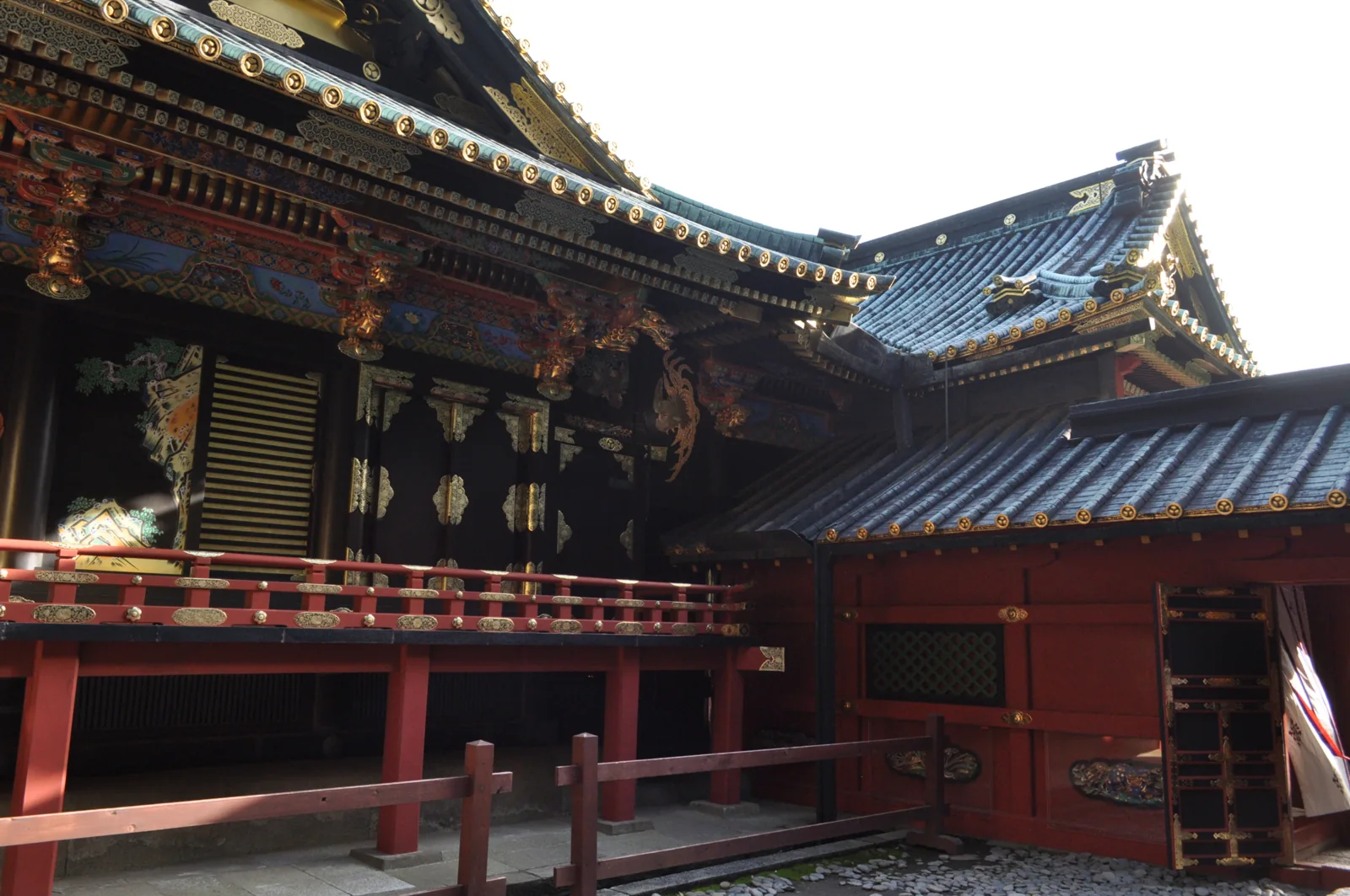 久能山東照宮的彩色木雕、屋瓦與朱紅欄杆