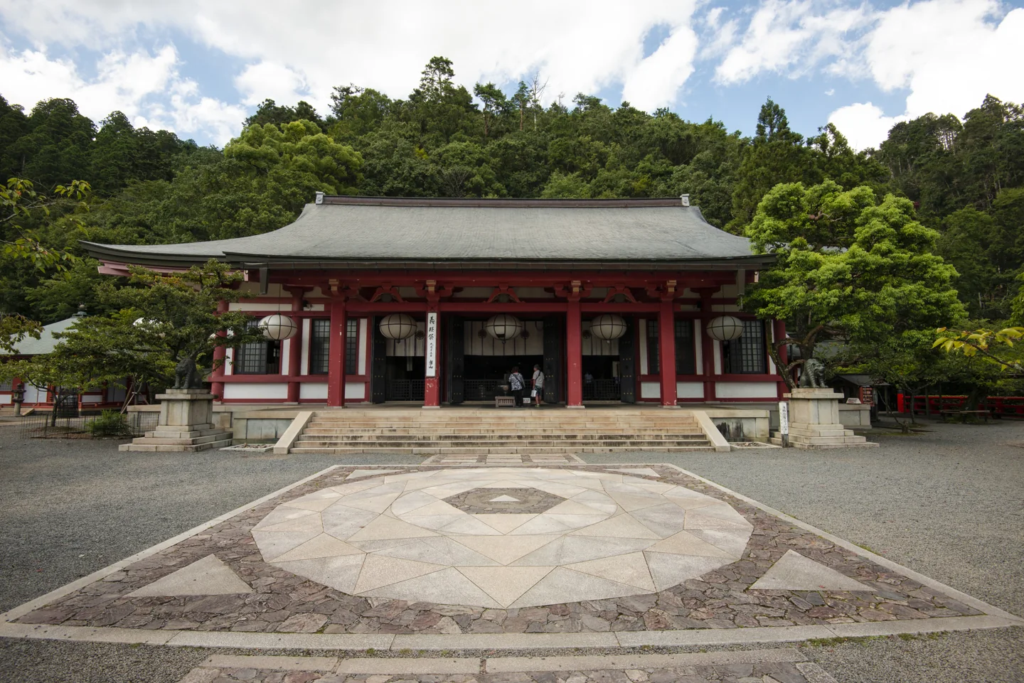 鞍馬寺本殿金堂與前方金剛床,兩側有虎像,後方環繞山林。
