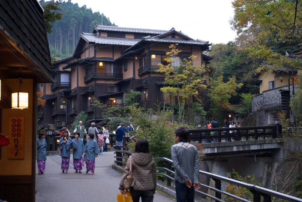丸鈴橋旁的街道與步行旅人(2010年;人物臉部遮罩:トトト)
