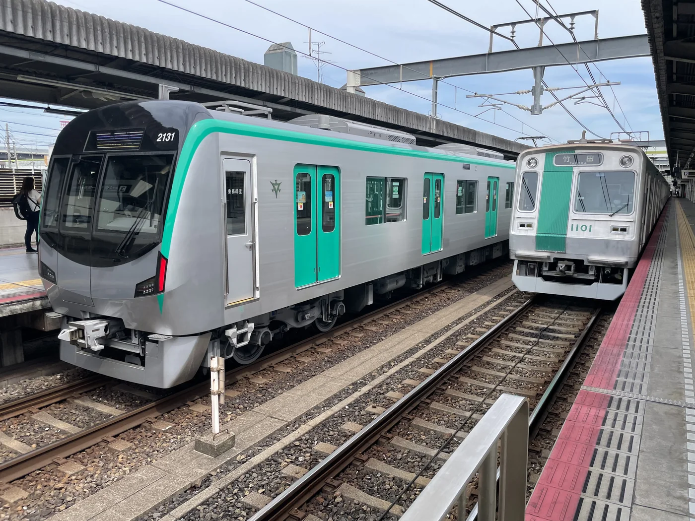 竹田站月台旁並列的京都市營地下鐵列車,左側車身有綠色飾帶